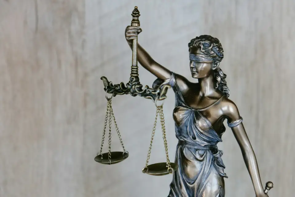 Estátua da deusa Justiça segurando a balança